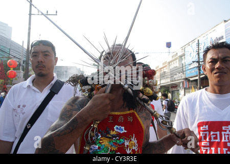 Les dévots de l'culte Chinois prennent part à une procession de la rue.Le Festival Végétarien de Phuket Banque D'Images