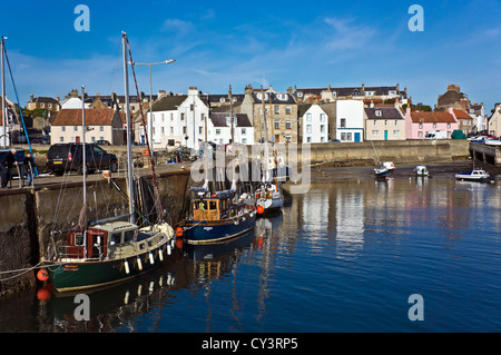 Bateaux amarrés dans le port de St Monans dans le Fife Ecosse de Neuk Banque D'Images