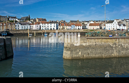 Entrée du port intérieur à St Monans Neuk de la Fife en Écosse avec des maisons le long de la Côte Ouest Banque D'Images