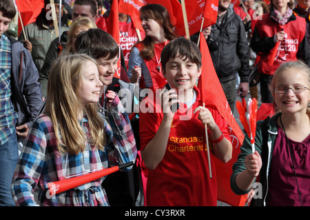 Groupe d'enfants marchant sur mars TUC mars anti-austérité rally "Un avenir qui fonctionne', le centre de Londres, UK Banque D'Images