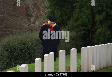 Michael Morpurgo, auteur de Cheval de Guerre visite la WW1 Ramparts Cemetery à porte de Lille à Ieper (Ypres ) en Belgique. Banque D'Images