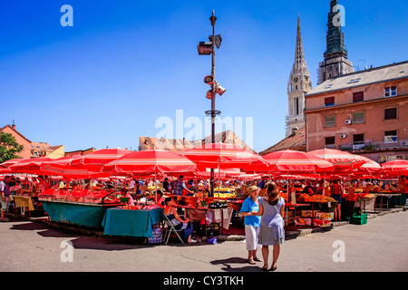 L'ombre des parasols rouges à produire le marché du dimanche à Dolac Square Zagreb Banque D'Images