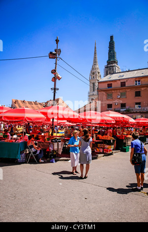 L'ombre des parasols rouges à produire le marché du dimanche à Dolac Square Zagreb Banque D'Images