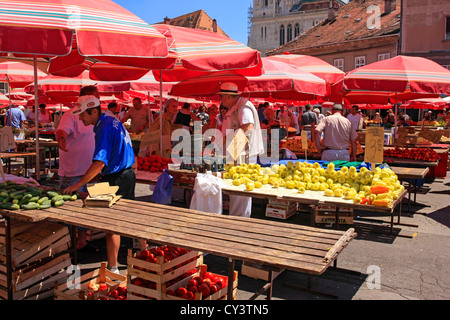 L'ombre des parasols rouges à produire le marché du dimanche à Dolac Square Zagreb Banque D'Images