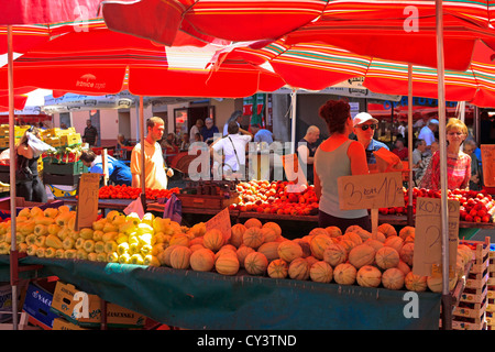 L'ombre des parasols rouges à produire le marché du dimanche à Dolac Square Zagreb Banque D'Images