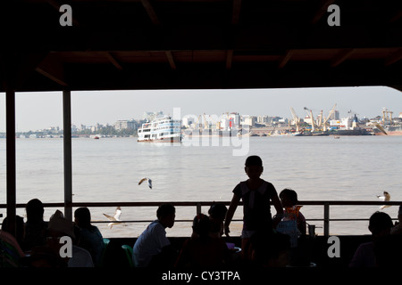 Les passagers d'un Ferry à Rangoon, Myanmar Banque D'Images