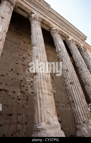 Rome, colonnade du Temple d'Adriano (Temple d'Hadrien).montrant le signe de l'âge. Banque D'Images