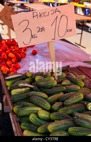 Courgettes en vente dans le marché du dimanche de Zagreb Banque D'Images