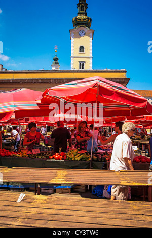 L'ombre des parasols rouges à produire le marché du dimanche à Dolac Square Zagreb Banque D'Images