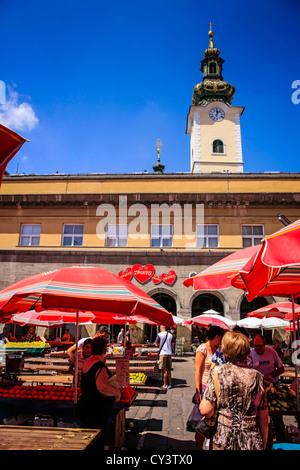 L'ombre des parasols rouges à produire le marché du dimanche à Dolac Square Zagreb Banque D'Images