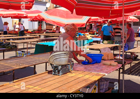 L'ombre des parasols rouges à produire le marché du dimanche à Dolac Square Zagreb Banque D'Images