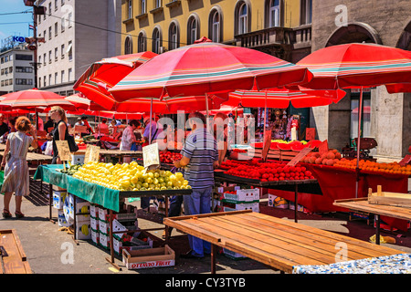 L'ombre des parasols rouges à produire le marché du dimanche à Dolac Square Zagreb Banque D'Images