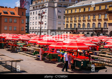 L'ombre des parasols rouges à produire le marché du dimanche à Dolac Square Zagreb Banque D'Images