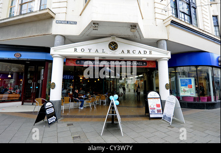 La Royal arcade de boutiques du centre-ville de Worthing West Sussex UK Banque D'Images