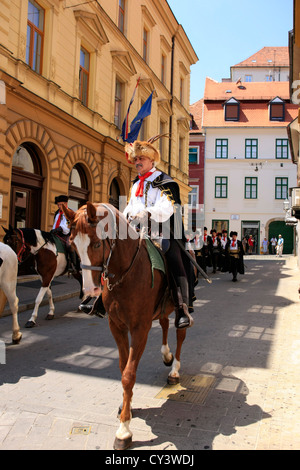 Les hommes de la cavalerie du régiment Kravat en passant par Zagreb Banque D'Images