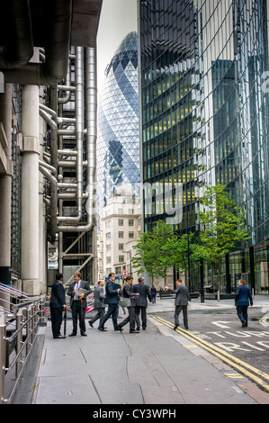 Mâle adulte, les travailleurs quittant la ville bâtiment Lloyds avec lime street haut entourant les blocs de bureau, bureau de cornichon en arrière-plan Banque D'Images