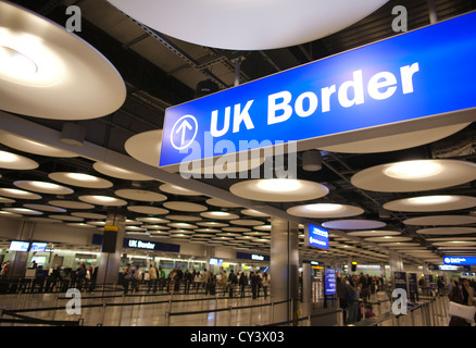 UK Border Contrôle des Passeports de l'aéroport Heathrow Terminal 5, Angleterre, Royaume-Uni, UK Banque D'Images