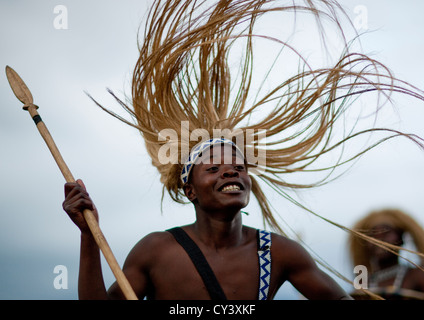 Danseur Intore Dans Ibwiwachu Village - Rwanda Banque D'Images