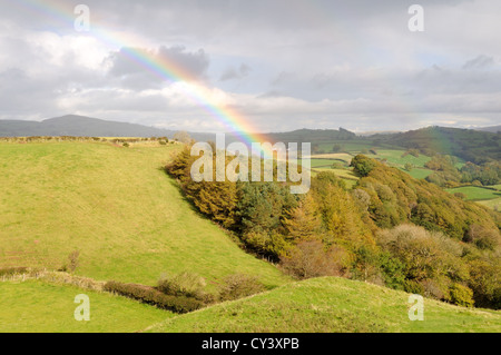 Arc-en-ciel sur indigène en automne de Carreg Cennen Castle vers la montagne noire du pays de Galles Cymru UK GO Banque D'Images