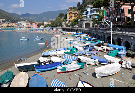 Bateaux de pêche sur la plage de Levanto, ligurie, italie Banque D'Images