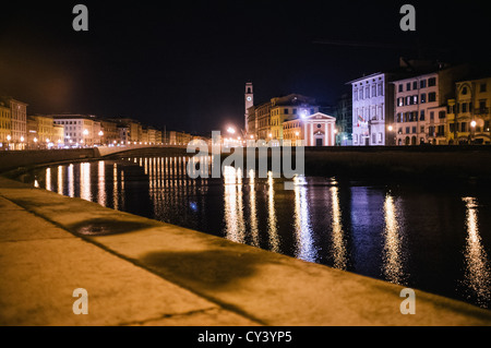 Le pont Ponte di Mezzo à Pise enjambant la rivière Arno dans la nuit Banque D'Images