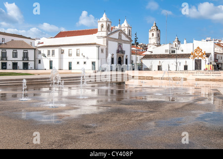 Santa Maria Église et fontaine, Praça da Republica, Lagos, Algarve, Portugal Banque D'Images