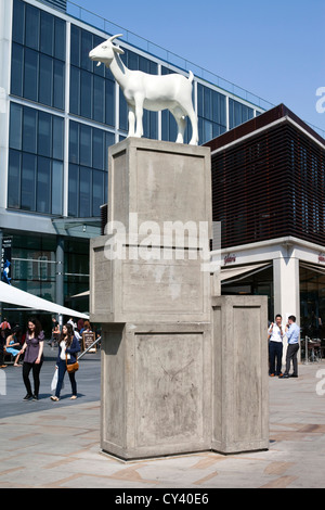 Une sculpture moderniste appelé 'I' de chèvre par Kenny Hunter hors marché de Spitalfields, Londres, UK Banque D'Images