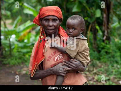 Tribu Batwa dans Cyamudongo Village - Rwanda Banque D'Images