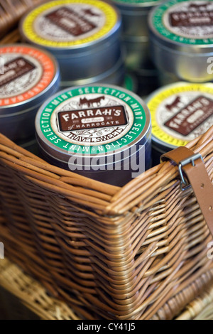 Détails d'un panier de sucreries traditionnelles dans A. Gold, un fines au Marché de Spitalfields, Londres, UK Banque D'Images