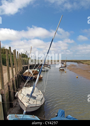 Bateaux échoués sur la vase à marée basse Blakeney Quay Banque D'Images