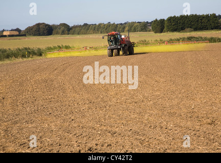 Pulvériser l'herbicide glyphosate champ arable Hollesley, Suffolk, Angleterre Banque D'Images