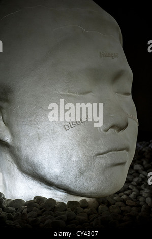 Au milieu de rêves - à partir d'une série de sculptures de têtes d'albâtre par Jaume Plensa, exposé au Yorkshire Sculpture Park Banque D'Images