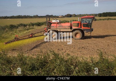 Pulvériser l'herbicide glyphosate champ arable Hollesley, Sufolk, Angleterre Banque D'Images