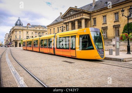 Les trams de la ville jaune sur la Rue des Vasle dans la ville de Reims France Banque D'Images