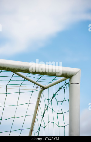 Ciel bleu et le détail de l'objectif de football Banque D'Images