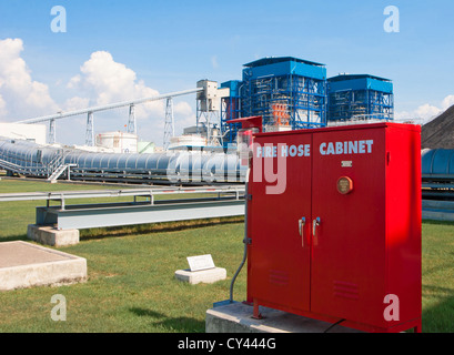 Le tuyau d'incendie cabinet dans la grande usine pour systèmes de sécurité Banque D'Images