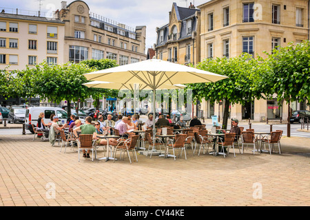 Les repas en plein air dans la rue de Reims Forum France Banque D'Images