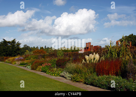 RHS WISLEY. SURREY UK. Frontières AUTOMNE MIXTE Banque D'Images