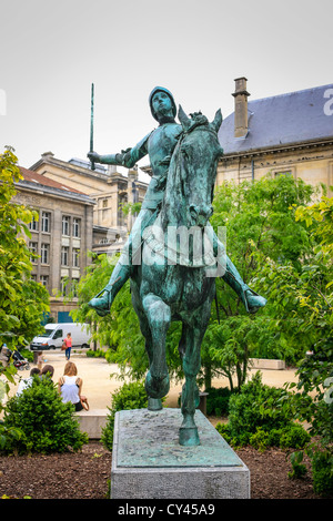 Une statue de Jeanne d'Arc fait face à l'entrée de la Cathédrale Notre-Dame à Reims Banque D'Images
