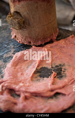 Wazas ou cuisiniers dans la tradition de l'agneau Wazwan livre comme ils prépare un plat appelé Ghustaba (boules d'agneau) dans une fête Wazwan Banque D'Images