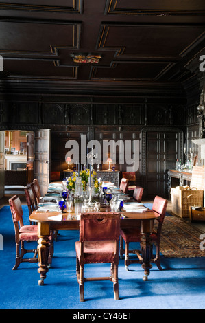 Salle à manger avec lambris de bois d'origine de la période élisabéthaine et tapis bleu roi Banque D'Images