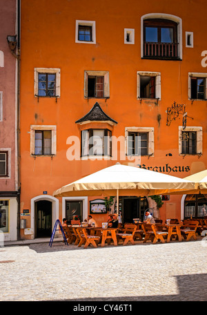 La ligne du café dans la rue de Rattenberg Autriche Banque D'Images