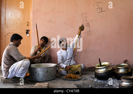 Wazas ou cuisiniers dans la tradition Wazwan préparer les brochettes en préparation d'une fête Wazwan. Srinagar, au Cachemire, en Inde Banque D'Images