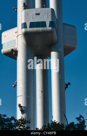 Bébé rampant sur les sculptures de la tour de Zizkov à Prague, République Tchèque Banque D'Images