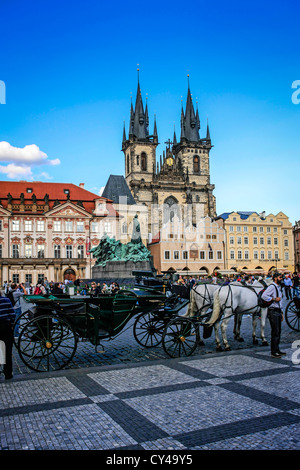 Promenades en calèche touristique sur l'offre en place Staromestska Prague Banque D'Images