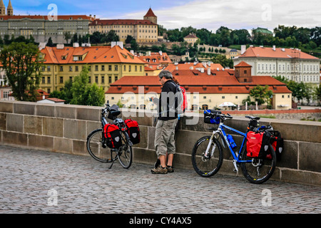 Deux cyclistes sur le pont Charles à Prague au petit matin Banque D'Images