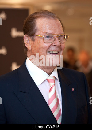 Roger Moore , acteur, signes des copies de son nouveau livre 'bond on bond' au magasin Harrods à Knightsbridge, Londres , Royaume-Uni Banque D'Images