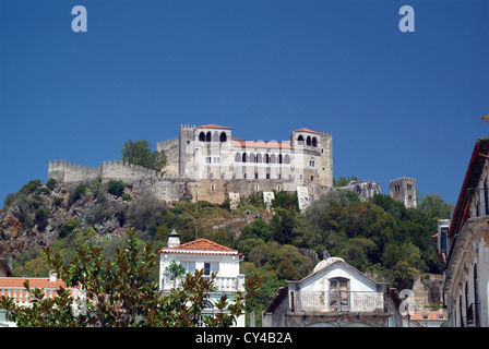 Le château de Leiria et sa galerie panoramique vue de la Vieille Ville Banque D'Images