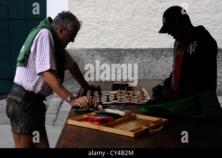 Les hommes, de jeu, de jeu, Square, échecs, Kapitelplatz, Salzburg, Autriche, Europe Banque D'Images