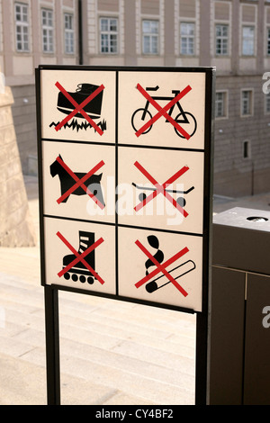 Visual sign disant pas de skate, à vélo, les chiens, la planche à roulettes, rollers ou fumeurs. Banque D'Images